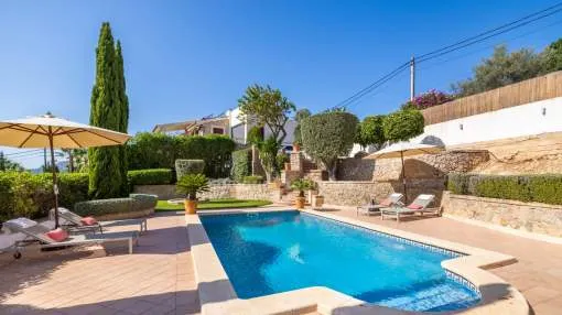 Acogedora casa de pueblo con vistas panorámicas en venta en el corazón de Calviá, Mallorca