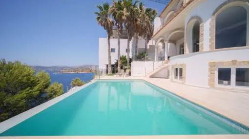 Villa en primera línea con increíbles vistas al mar en venta en El Toro, Mallorca