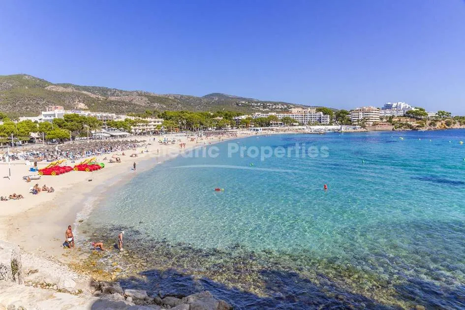 Apartamento en primera línea de playa con vistas al mar en venta en Palmanova, Mallorca
