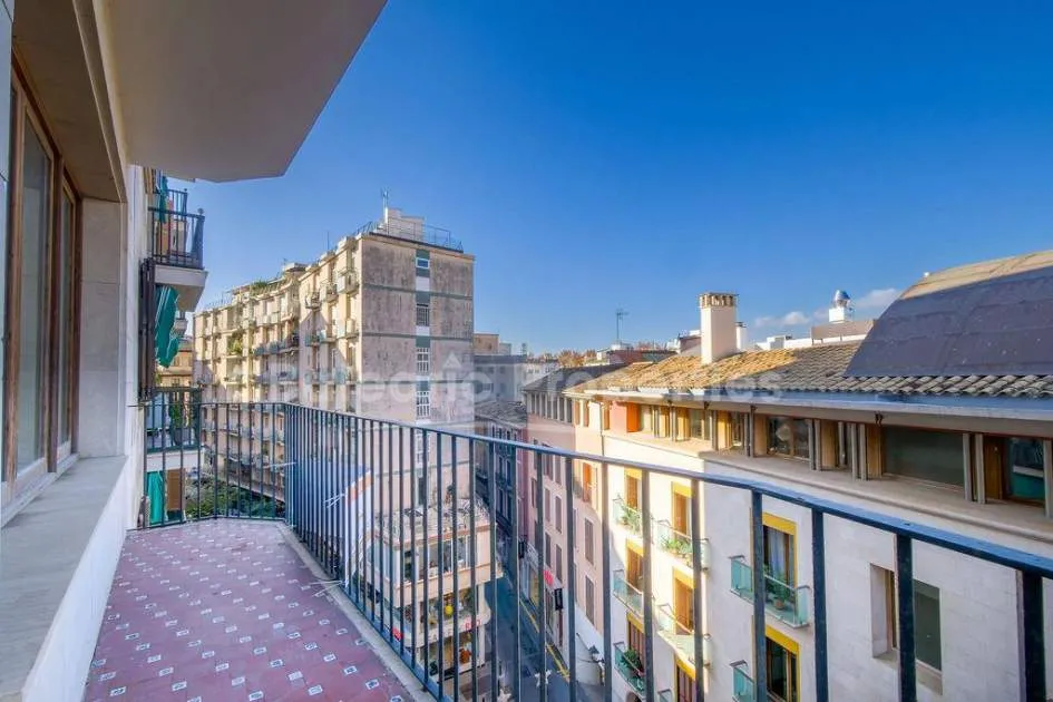 Amplio piso con potencial, terraza y ascensor a la venta en el Casco Antiguo de Palma de Mallorca