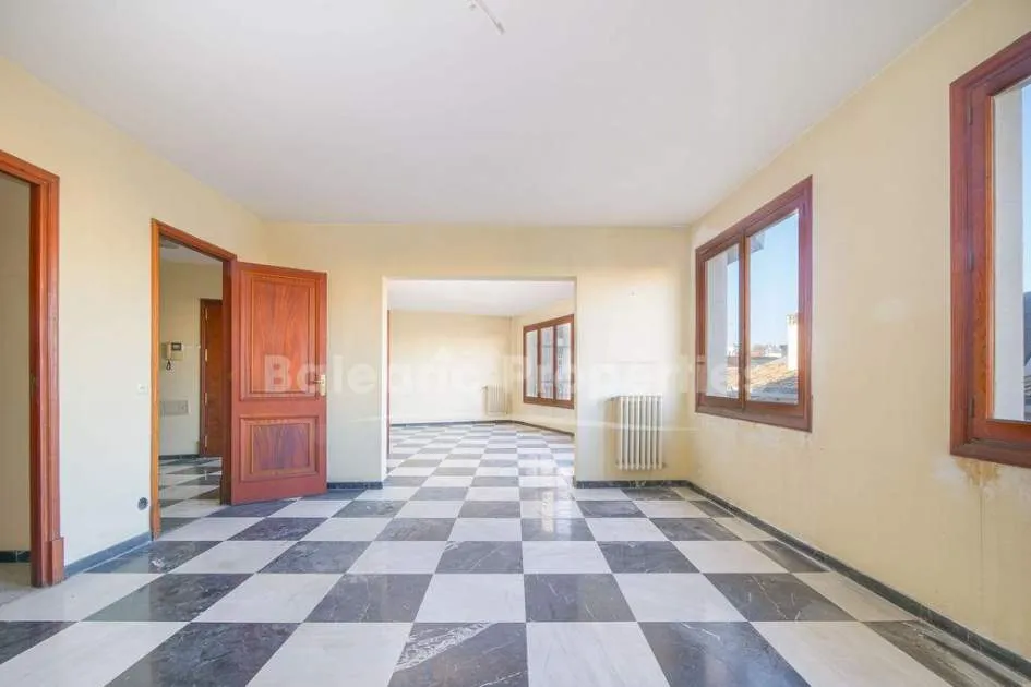 Amplio piso con potencial, terraza y ascensor a la venta en el Casco Antiguo de Palma de Mallorca