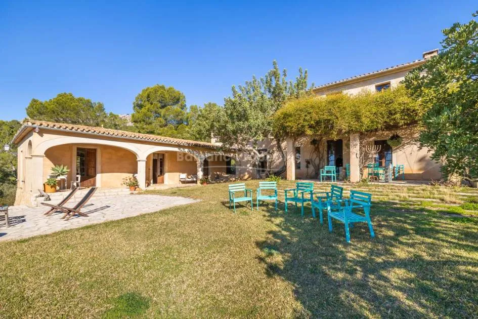 Finca en la ladera de una gran parcela con casa de invitados en venta en Andratx, Mallorca