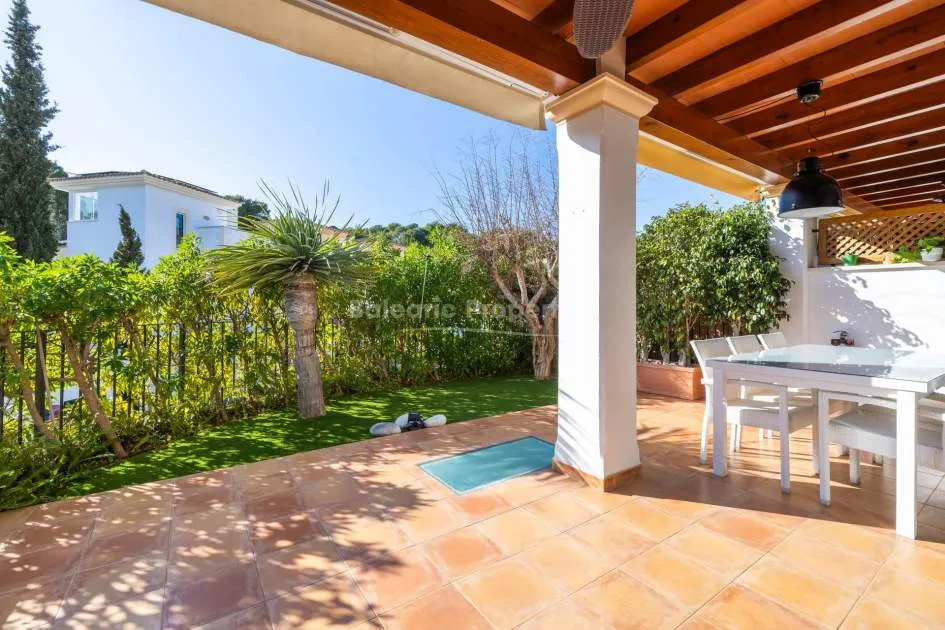 Preciosa casa adosada en el campo de golf con vistas en venta en Camp de Mar, Mallorca