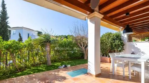 Preciosa casa en el campo de golf con vistas en venta en Camp de Mar, Mallorca