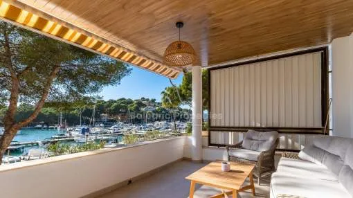 Apartamento en primera línea con vistas al puerto en venta en Santa Ponsa, Mallorca