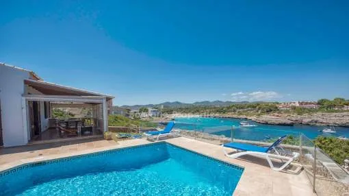 Villa con vista al mar con licencia de vacaciones en venta en Portocolom, Mallorca