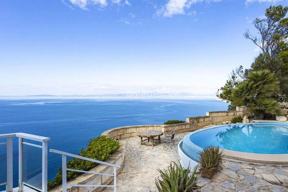 Villa en primera línea con vistas panorámicas al mar en Bahía Azul, Mallorca