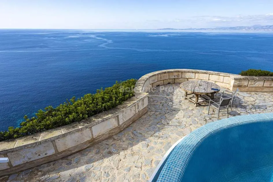Villa en primera línea con vistas panorámicas al mar en Bahía Azul, Mallorca