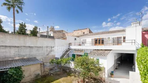 Tradicional casa de pueblo mallorquina con enorme jardín en venta en Sa Pobla, Mallorca