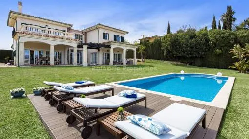 Preciosa villa con gran jardín y vistas al mar en Cala Vinyes, Mallorca