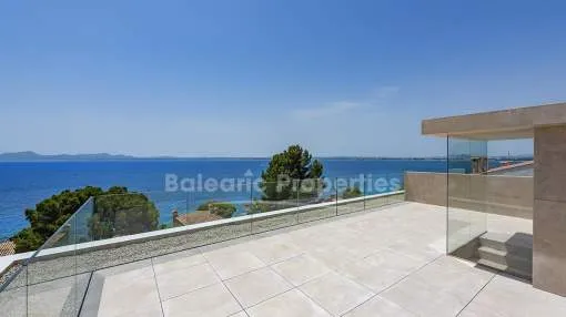 Se vende una moderna y elegante villa con excelentes vistas al mar en Alcanada, Mallorca