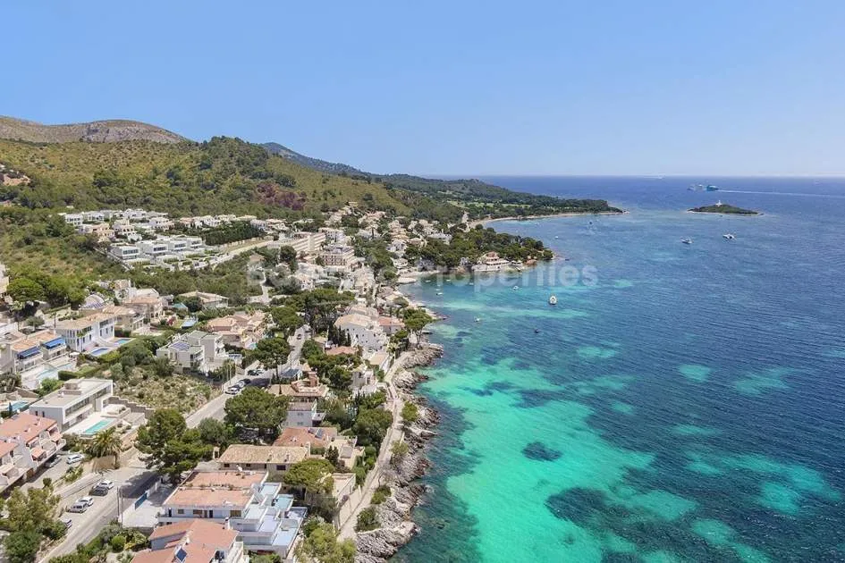 Se vende una moderna y elegante villa con excelentes vistas al mar en Alcanada, Mallorca