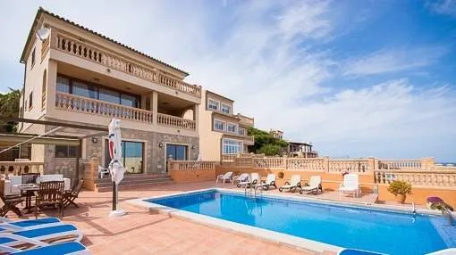 Preciosa villa en primera línea en Cala Mesquida con licencia de alquiler vacacional para 12 personas