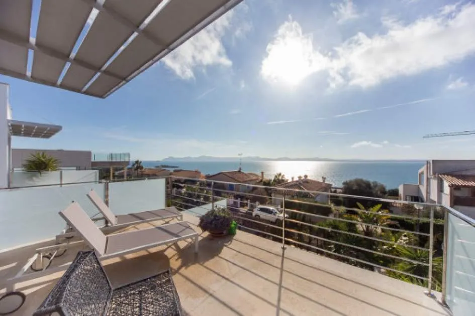 Villa minimalista orientada al sur con magníficas vistas al mar y licencia de alquiler