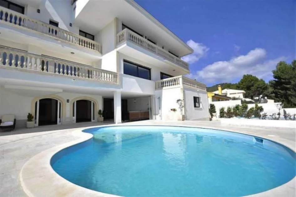 Villa moderna y espaciosa en ubicación idílica con piscina en Son Vida Villa moderna y espaciosa en ubicación idílica con piscina en Son Vida