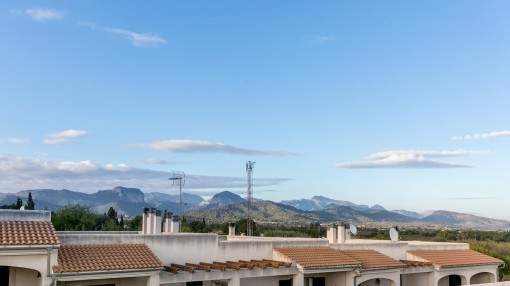 Hermoso adosado de esquina del año 2005 con garaje, logia y azotea con vistas panorámicas en una zona tranquila Hermoso adosado de esquina del año 2005 con garaje, logia y azotea con vistas panorámicas en una zona tranquila