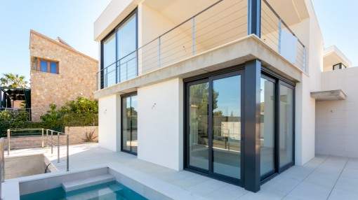 Chalet con estilo moderno y vistas a la bahía en el mejor vecindario, casi terminado Chalet con estilo moderno y vistas a la bahía en el mejor vecindario, casi terminado