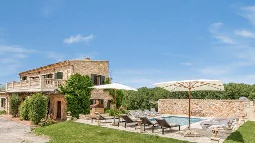 Finca con licencia de alquiler turístico, un solar de unos 15.200 metros cuadrados y una piscina bonita cerca de Sineu