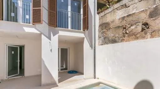 Casa de pueblo recientemente construida con piscina en Pollença