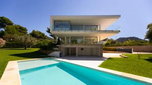 Villa moderna con piscina en Costa de los Pinos