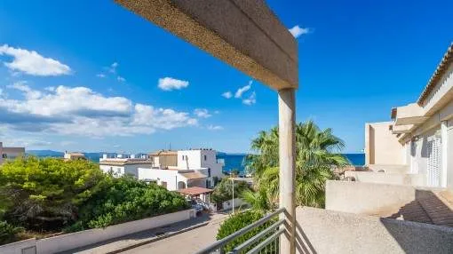 Casa para reformar en una calle lateral tranquila con vistas parciales al mar en Son Serra de Marina