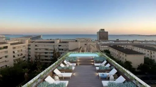 Elegante apartamento de 2 dormitorios en planta baja con jardín propio y piscina comunitaria en la azotea en el centro de Palma