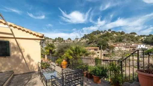 Bonita y práctica casa familiar con idílicas vistas a las montañas y el pueblo de Galilea