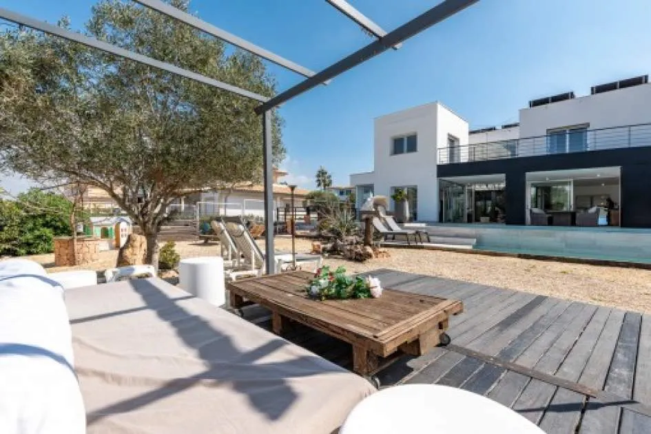 Modero chalet de nueva construcción con ascensor en Sa Torre