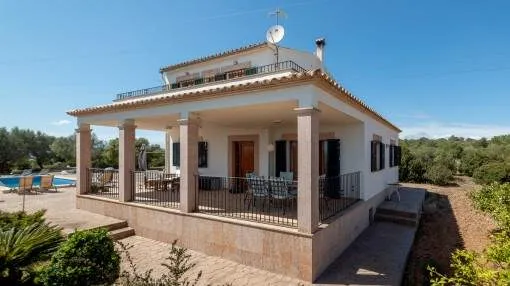 Preciosa casa de campo con licencia de alquiler en una gran parcela privada con vistas lejanas al mar en Portol