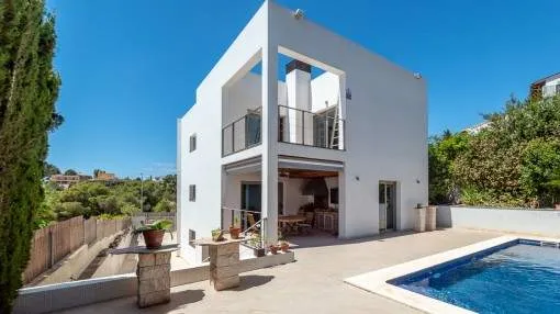 Chalet contemporáneo con piscina y vistas al mar en Palma Chalet contemporáneo con piscina y vistas al mar en Palma