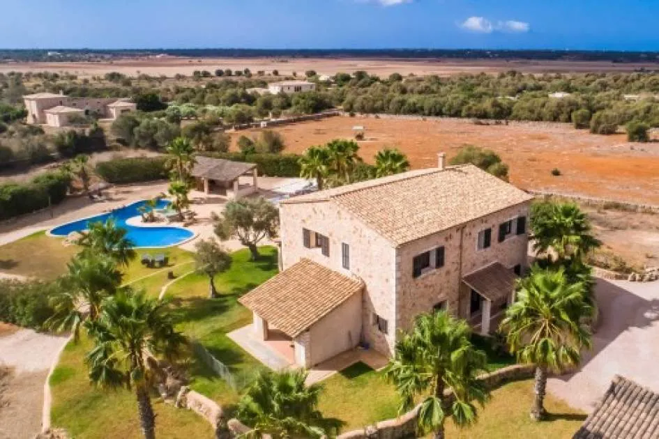 Típica finca mallorquina con una preciosa zona de piscina en Santanyí Típica finca mallorquina con una preciosa zona de piscina en Santanyí
