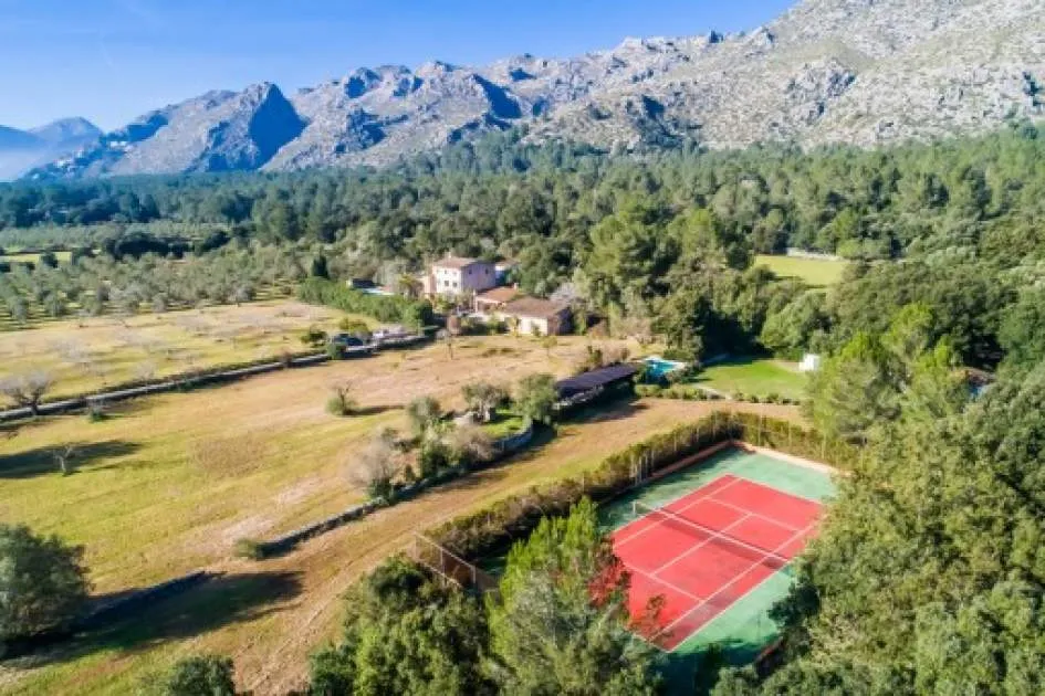 Magnífica casa de campo con 2 casas de invitados, piscina y pista de tenis en medio de un idilio campestre