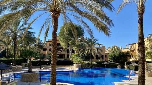 Amplia planta baja con bonito jardín y piscina comunitaria en Puig de Ros