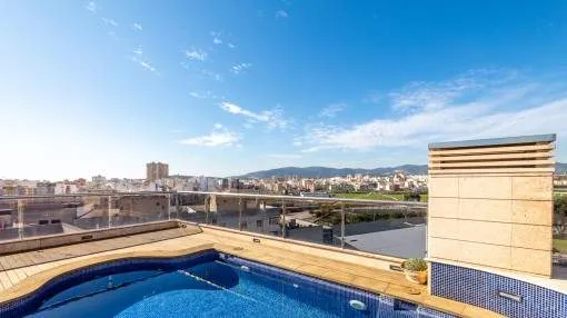 Ático dúplex en Palma con amplia terraza en la azotea, piscina privada y vistas al mar