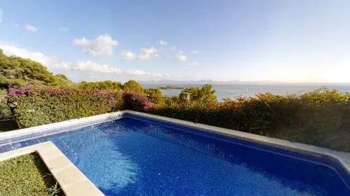 Chalet con vistas al mar con un concepto de vida moderno cerca del campo de golf de Alcanda y del puerto deportivo
