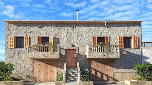 Chalet cerca del mar con amplias habitaciones de diseño más patio en Son Serra de Marina