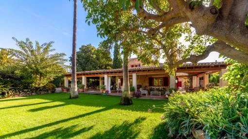 Finca familiar con amplio jardín, piscina y casa de invitados en la codiciada zona residencial de Santa María