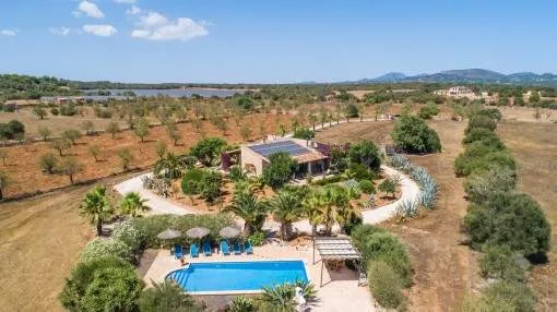 Finca de piedra natural con piscina y licencia de alquiler vacacional en tranquila zona rural de Santanyí