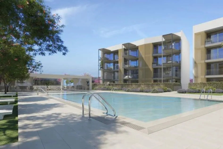Piso nuevo de 1 dormitorio con amplia terraza y piscina comunitaria en Palmanova