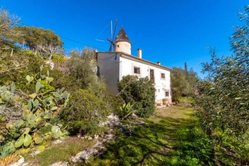 Casa de pueblo única con torre de molino, gran jardín y vistas lejanas en Santa Eugenia