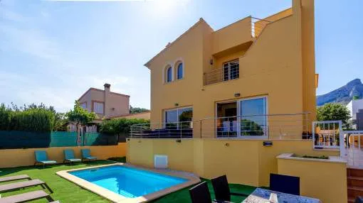 Amplia villa con piscina, licencia de alquiler vacacional y vistas al mar en Colonia de Santa Pere