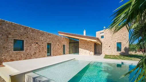 Villa mediterránea de nueva construcción con piscina cubierta en Muro