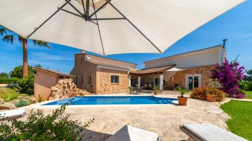 Casa de campo espaciosa con 2 unidades residenciales, un jardín fantástico, piscina y vistas panorámicas, cerca de Alaró