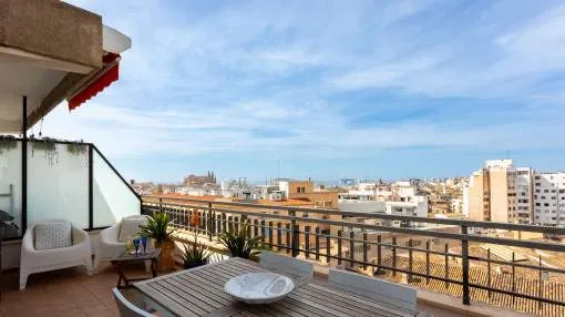 Ático en el casco antiguo de Palma con terraza e impresionantes vistas al mar