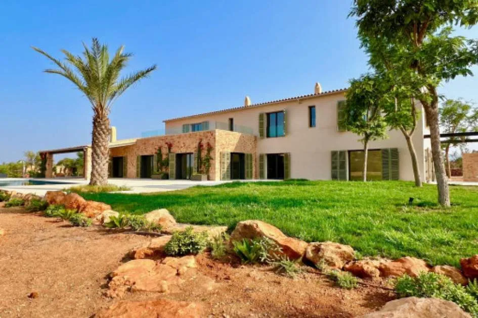Finca moderna en el campo muy cerca de Llucmajor