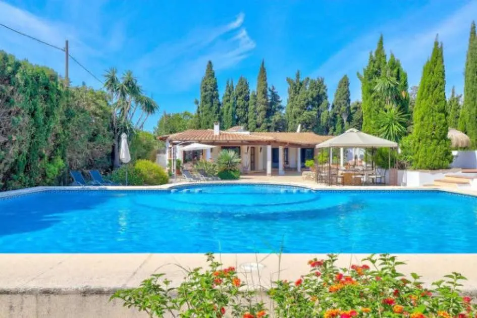 Encantadora finca con piscina, vistas y licencia de alquiler vacacional cerca de Puerto de Pollença