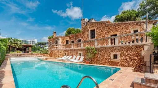 Magnífica villa con piscina directamente en el mar con licencia de alquiler de vacaciones en Costa de los Pinos.