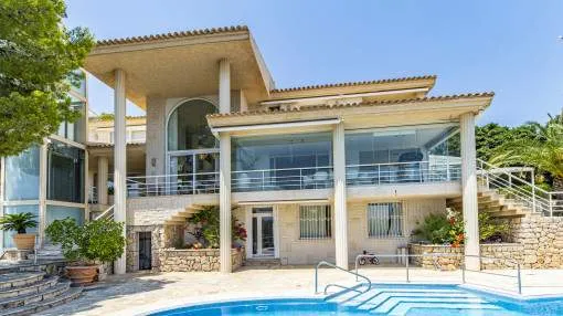 Villa moderna con fantásticas vistas al mar y piscina en Cas Catala