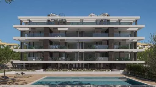 Ático de nueva construcción con terraza privada y vistas al mar, en proximidad inmediata a la playa en Cala Mayor