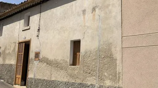 Casa de pueblo para renovar con vistas panorámicas en una ubicación idílica en Moscari